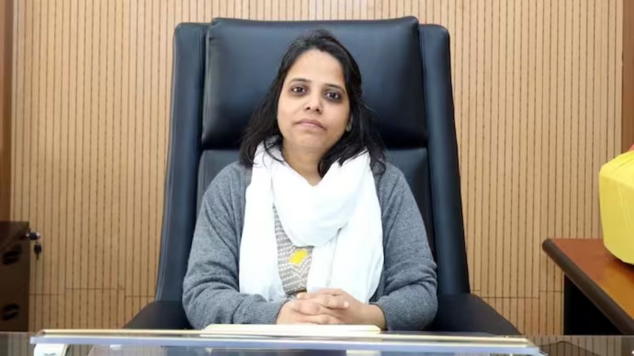 “कर्मचारियों ने टेबल थपथपाकर दी धमकी और जीत गए”: 50 दिन में ट्रांसफर पर रो पड़ीं IAS नेहा मारव्या