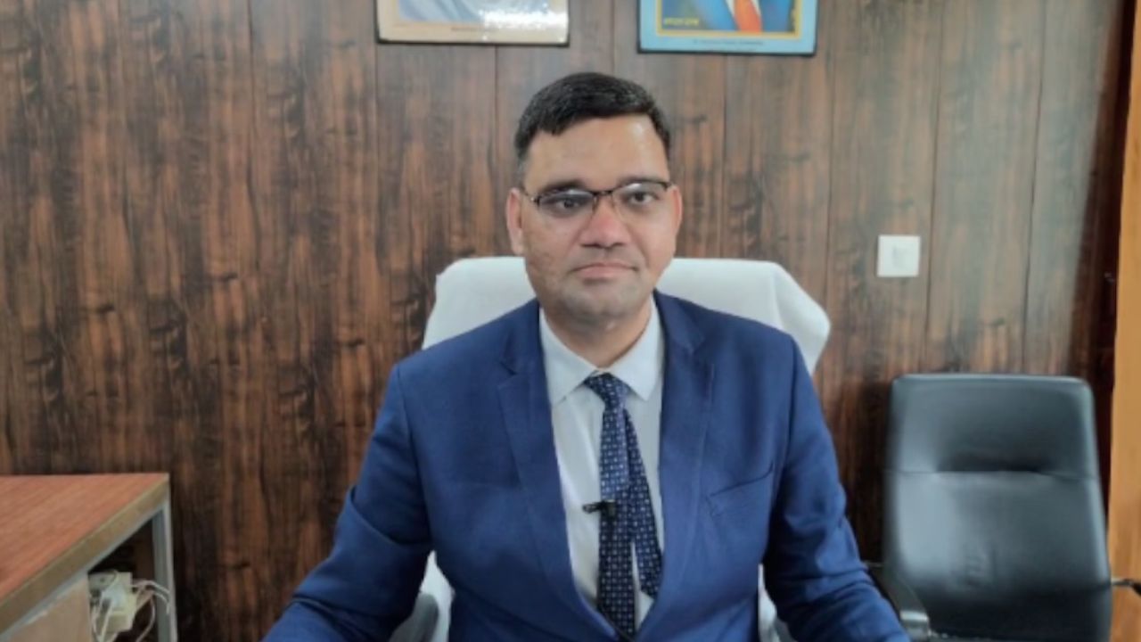 IAS रिंकू सिंह राही को प्रशासन का कारण बताओ नोटिस, विवादित मामलों पर मांगा 15 दिन में जवाब