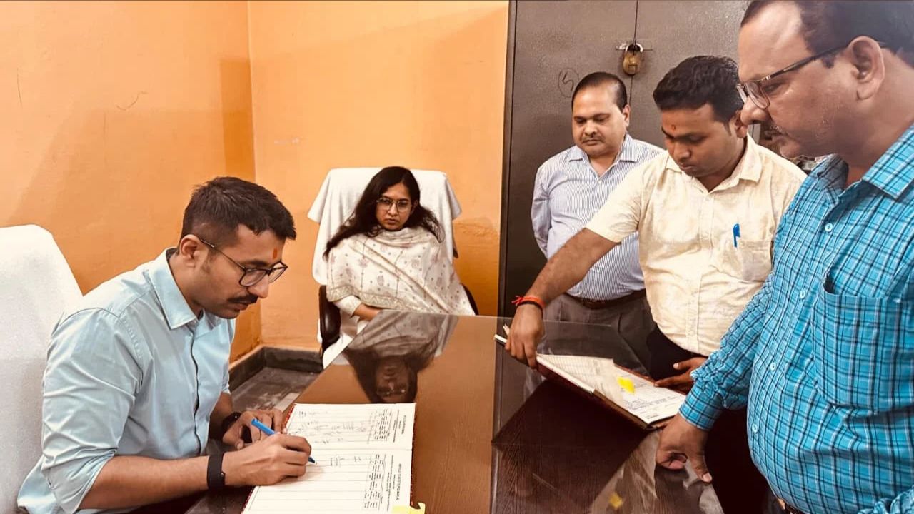 जब इन्वेस्टर्स यूपी के बाद मिली पहली फील्ड पोस्टिंग, जानिए कौन हैं IAS शशांक चौधरी और क्यों हो रही है इनकी चर्चा?