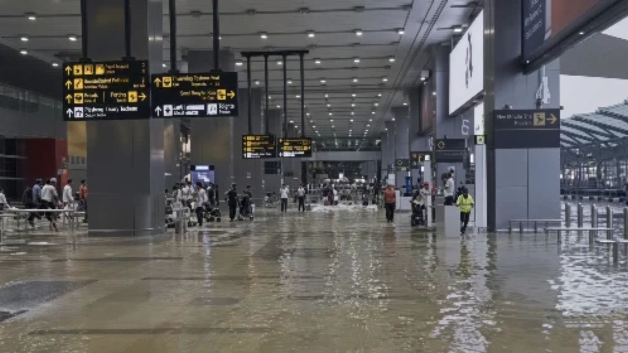 IGI एयरपोर्ट के T-3 में घुसा पानी, 400 से ज्यादा उड़ानों पर लगा ब्रेक; क्या मात्र दो घंटे की बारिश ने फेल किया ड्रेनेज सिस्टम?