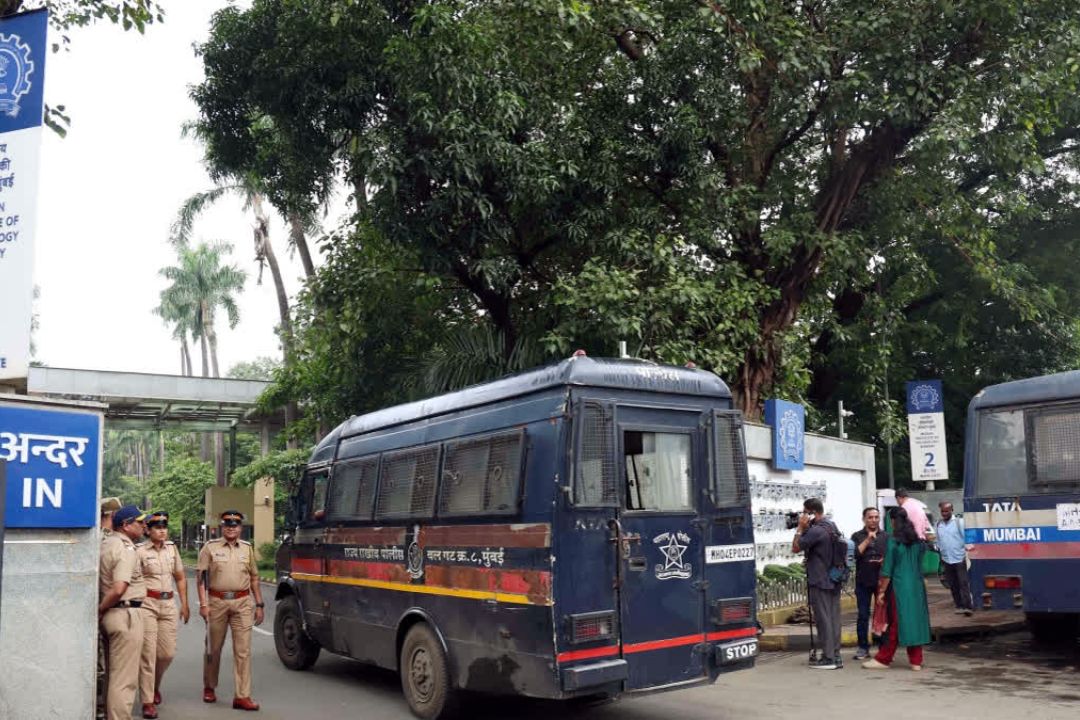IIT Bombay Action: अब हॉस्टल कमरों में लगेंगे वॉल-माउंटेड फैन, सीलिंग फैन हटाने की तैयारी