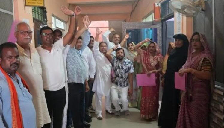 Gorakhpur: पिपराइच में बोर्ड बैठक के बीच ऐसा क्या हुआ? 19 सभासदों ने एक साथ खोला मोर्चा, चेयरमैन को छोड़ना पड़ा बैठक
