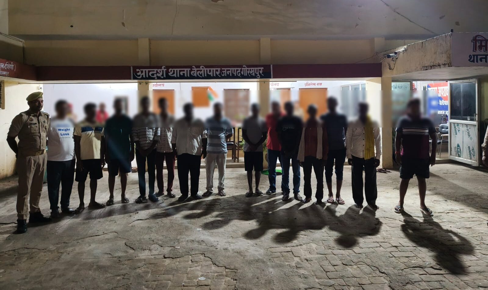 Gorakhpur News: खुले में शराब पीना पड़ा भारी, पुलिस ने ऐसा खेल खेला कि 14 लोगों पर हो गई कार्रवाई!