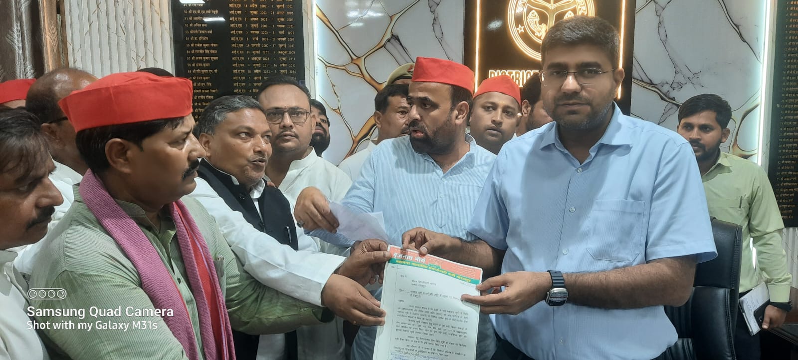 मतदाता सूची में नाम कटने का मुद्दा पहुंचा DM तक, गोरखपुर में समाजवादी पार्टी ने उठाई आवाज