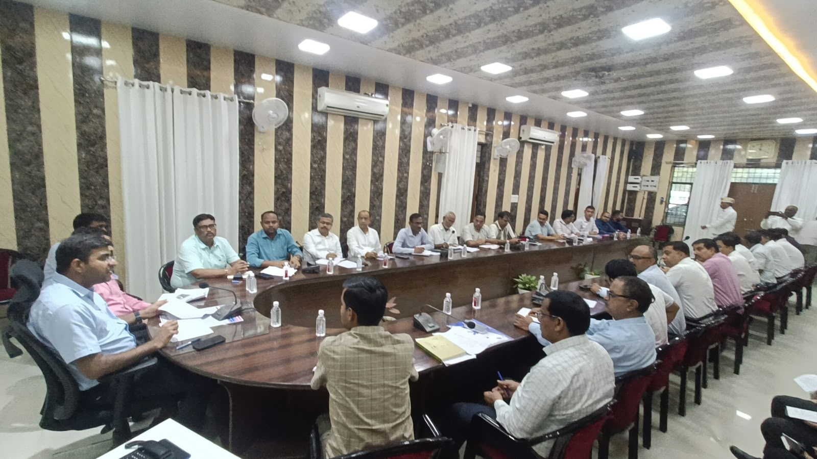 गोरखपुर-फैजाबाद शिक्षक निर्वाचन की तैयारी तेज, डीएम दीपक मीणा ने अधिकारियों को दिए सख्त निर्देश