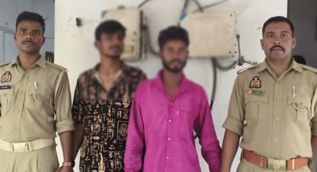 जिस घर में सफाई और खाना बनाने आते थे, वहीं कर दी चोरी! बेलघाट में दो आरोपी गिरफ्तार, जमीन में गड़े मिले जेवर और नकदी