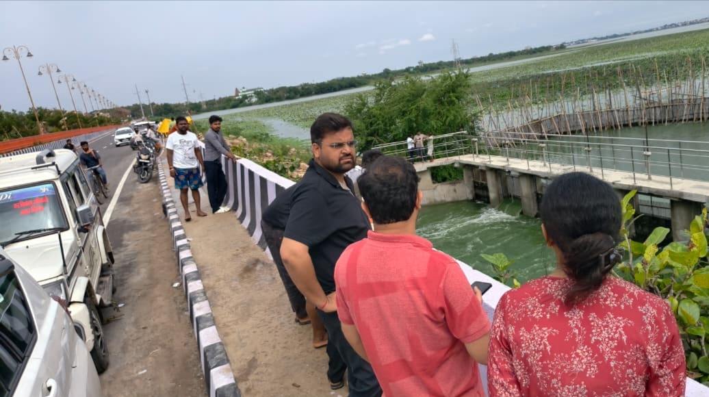 Gorakhpur Rain Update: बारिश थमी तो सड़कों पर उतरा नगर निगम, जलभराव के बाद अब इस खतरे पर नजर