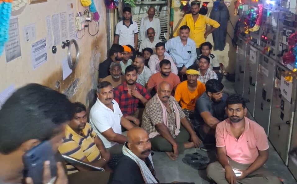 Gorakhpur News: बिजली के लिए आधी रात फीडर पहुंचे ग्रामीण, फिर शुरू कर दिया हनुमान चालीसा का पाठ