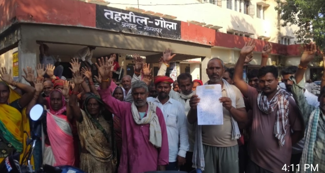 Gorakhpur: आजमगढ़ के ग्रामीणों पर गहराया रोजी-रोटी पर संकट, एसडीएम से लगाई ये गुहार