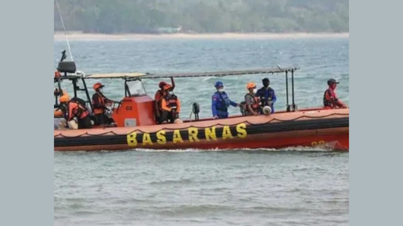 Indonesia Ship Tragedy: 10 फीट ऊंची खौफनाक लहरें और समंदर में पलटा 243 लोगों का जहाज, 130 से ज्यादा जिंदगियां लापता