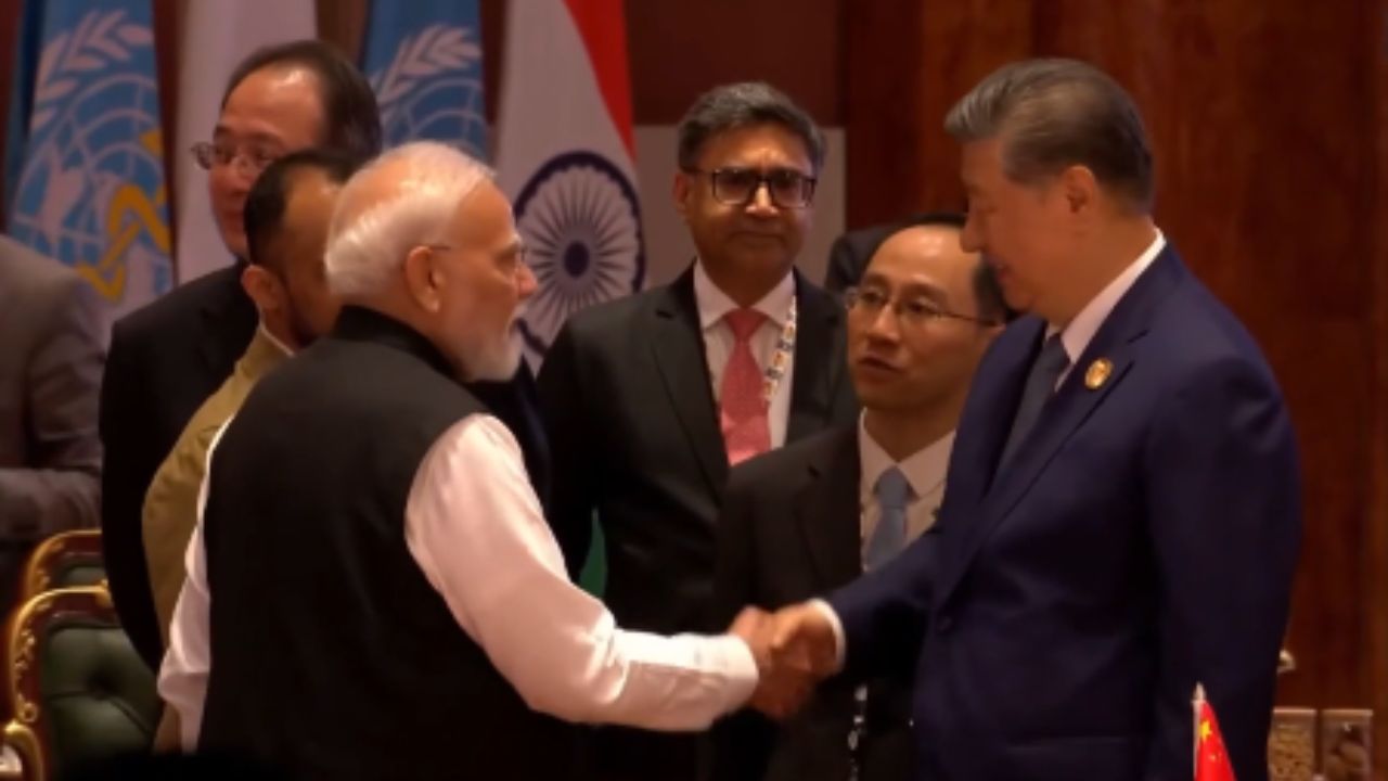 BRICS Summit 2026: सात साल बाद भारत आए शी जिनपिंग के साथ मंच पर ऐसा क्या हुआ कि खुद प्रधानमंत्री को लेनी पड़ी सुध?