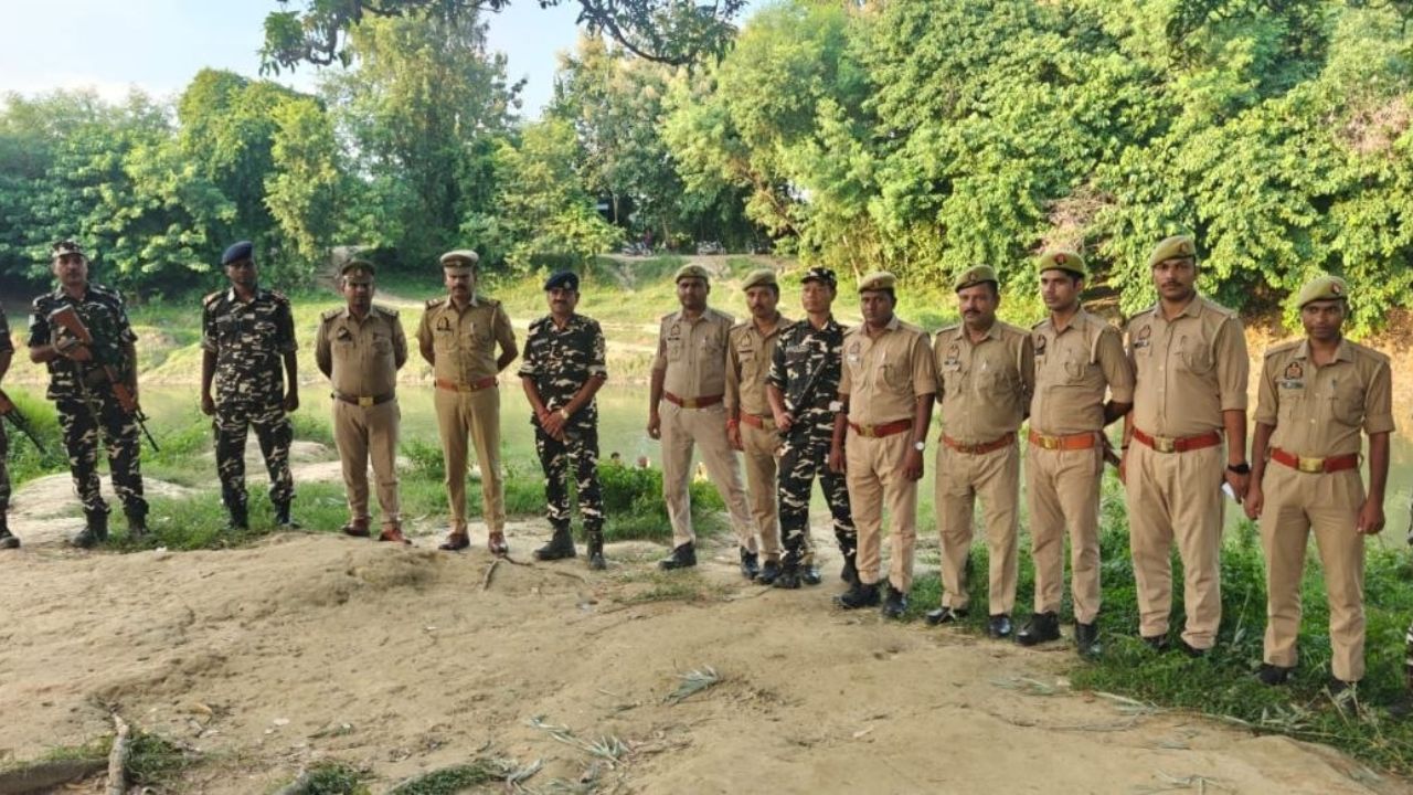 Maharajganj News: भारत-नेपाल सीमा पर गूंजे सुरक्षा के नारे, एसएसबी और कोल्हुई पुलिस के फ्लैग मार्च से सहमे संदिग्ध