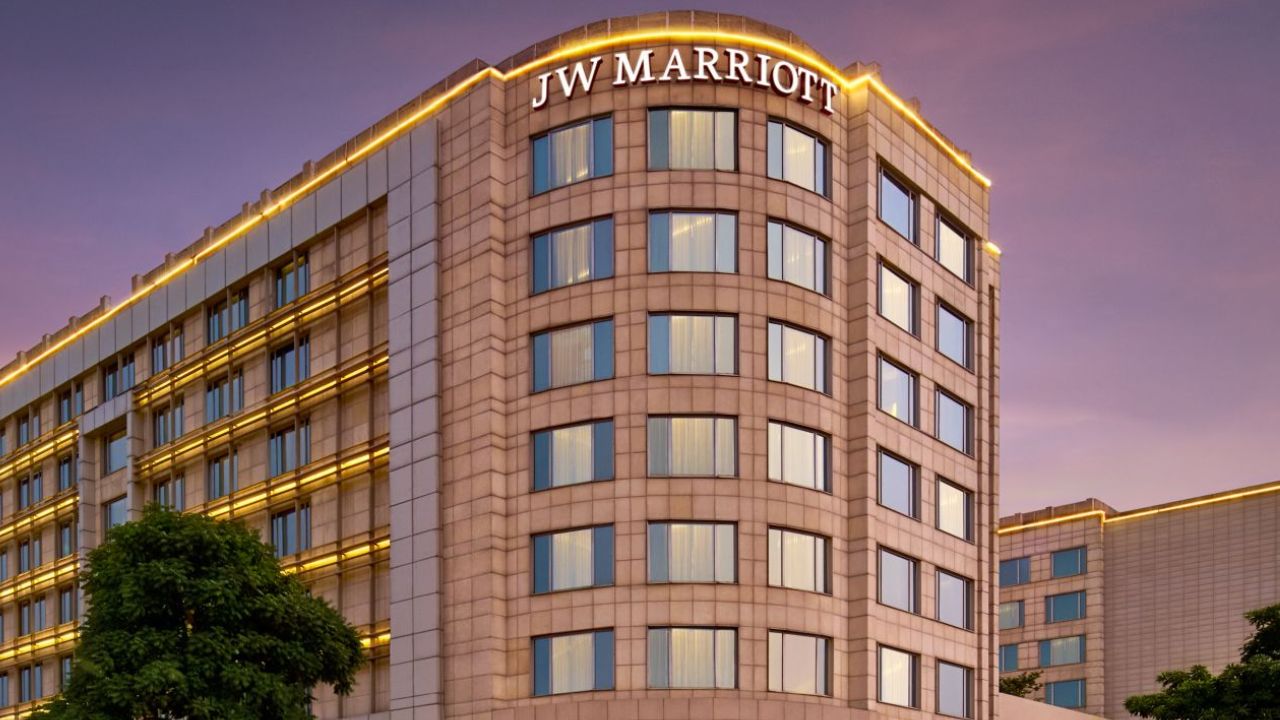 5 स्टार होटल की थाली पर बड़ा सवाल: मुंबई JW मैरियट में डिनर टेबल पर घूमता मिला कॉकरोच, डॉ. अशोक सेठ ने उठाए हाइजीन पर सवाल