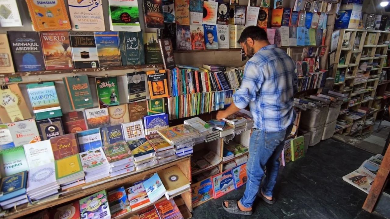 जम्मू-कश्मीर के कॉलेजों से रातों-रात गायब हुईं 4,700 से ज्यादा किताबें: 518 प्रकाशनों पर बैन से मचा बवाल