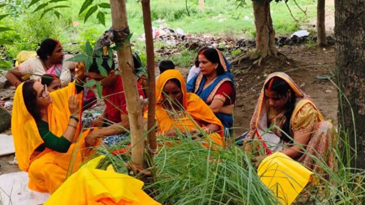 Maharajganj News: ‘एक मां की दुआ और हजारों उम्मीदें’ हल षष्ठी पर संतान की सलामती के लिए दिखा आस्था का अद्भुत नजारा
