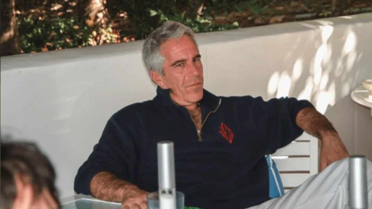 Epstein Files: भरोसा जीता, फिर टॉर्चर शुरू; जेफरी एपस्टीन कैसे बनाता था महिलाओं को अपनी कठपुतली?