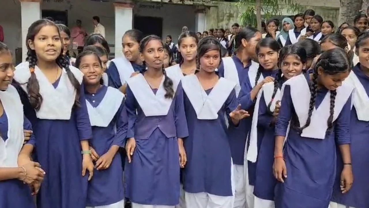 बदबूदार पानी, सड़ते टॉयलेट और ठप पड़ी पढ़ाई: जब किताबों से ज्यादा भारी हो गया बदहाली का बोझ, तब कौशांबी में Gen Alpha फूटा गुस्सा