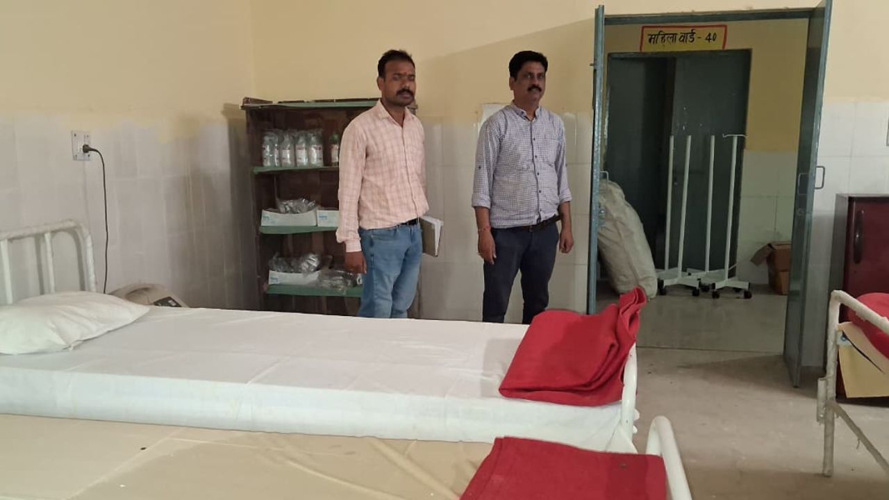 दोपहर तक डॉक्टर के कमरे पर लटका ताला, मरीज इलाज के लिए भटकते रहे; डाइनामाइट न्यूज की पड़ताल में खुली पोल