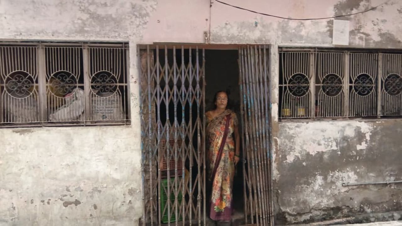 मकान को लेकर भाई-भाई में विवाद, कोर्ट में केस चल रहा; अब घर के दरवाजे पर गाली-गलौज और धमकी का आरोप