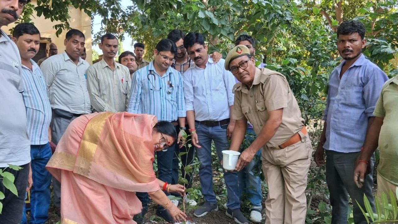 Kanpur Dehat News: CHC झींझक में पौधरोपण कार्यक्रम, स्वास्थ्यकर्मियों और वन विभाग ने भी बढ़ाया हाथ