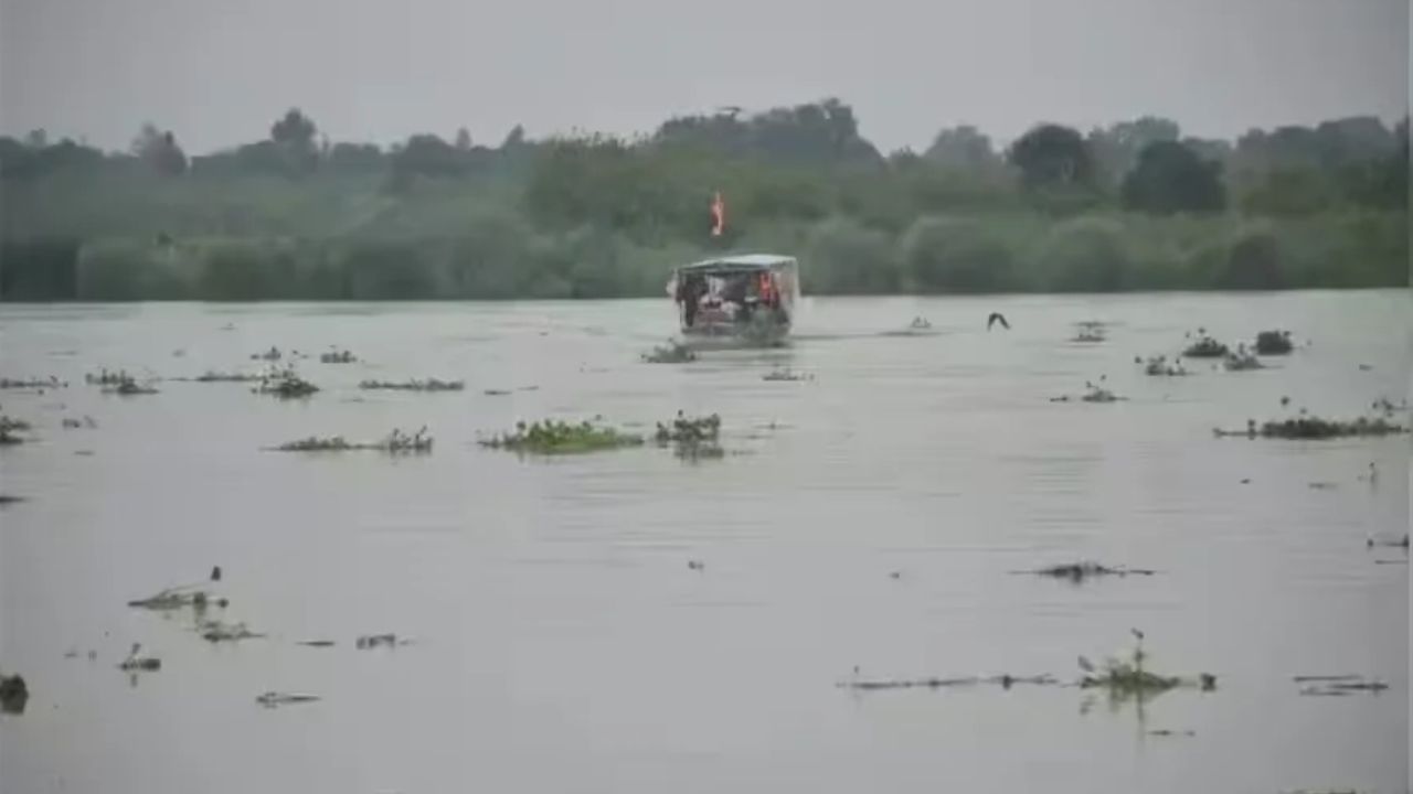 कानपुर में उफनाई गंगा, चेतावनी बिंदु पार; 3 हजार बीघा फसल डूबी, गांवों पर मंडराया बाढ़ का खतरा