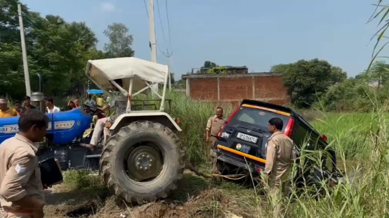 एक कार को बचाने की कोशिश और खाई में जा गिरी PRV; ग्रामीणों ने बचाई 3 पुलिसकर्मियों की जान