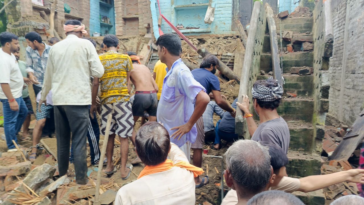 एक झटके में उजड़ गई पिता और तीन बेटियों की दुनिया, कानपुर में कच्चे मकान के मलबे में दफन हुईं खुशियां