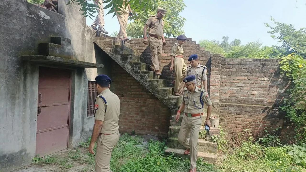 Kasganj Horror: कासगंज में खौफनाक घटना, ट्यूबवेल की छत पर महिला का शव मिला, जांच में जुटी पुलिस