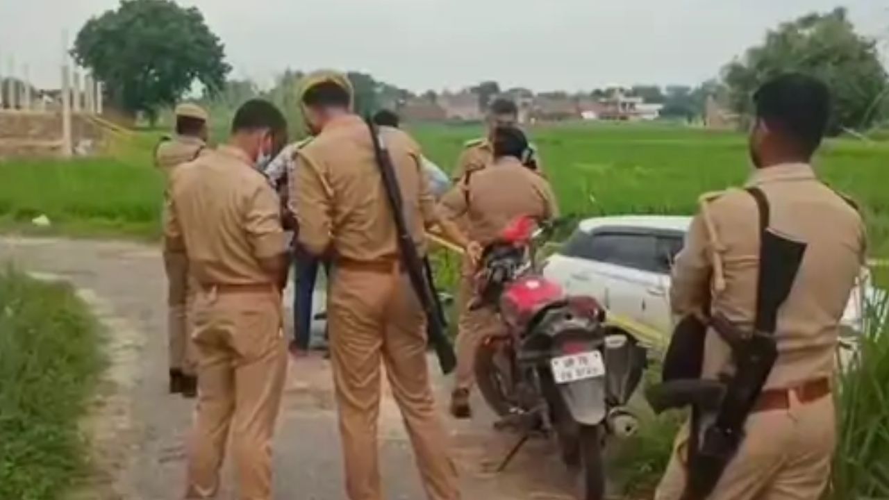कौशांबी में बड़ी घटना: खेत में खड़ी कार में मिला युवक का शव, पास में पड़ी थी शराब की बोतलें, आखिरी बार देखा था इनके साथ