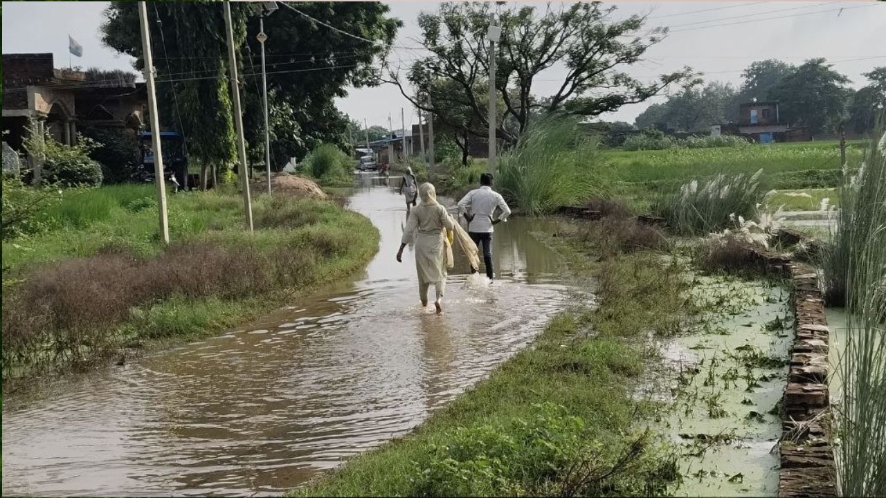 Kaushambi Rain: थोड़ी बारिश और डूब गया कौशांबी, आसमान से बरसा पानी और जमीन पर मच गई आफत