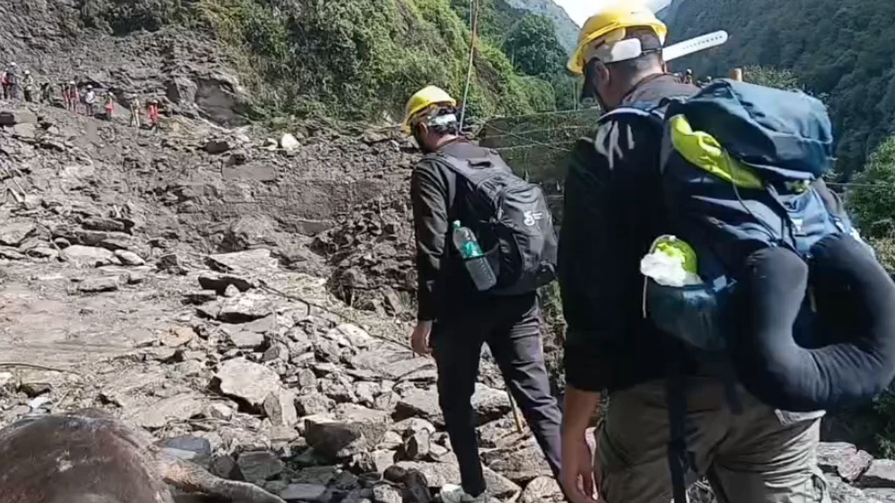खतरे के बादल छंटे या फिर बढ़ा जोखिम? सुरक्षाबलों के पहरे में फिर दौड़ी केदारनाथ यात्रा! जानिये धाम के रास्तों का पूरा हाल