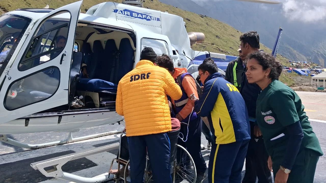 बाबा केदार धाम में देवदूत बना जिला प्रशासन: यात्रा के दौरान अचानक घुटने लगीं दो श्रद्धालुओं की सांसें, एम्स ऋषिकेश में इलाज शुरू
