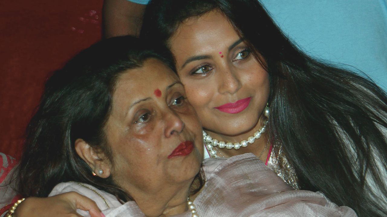 बॉलीवुड एक्ट्रेस Rani Mukerji पर टूटा दुखों का पहाड़, मां कृष्णा मुखर्जी ने 75 साल की उम्र में दुनिया को कहा अलविदा