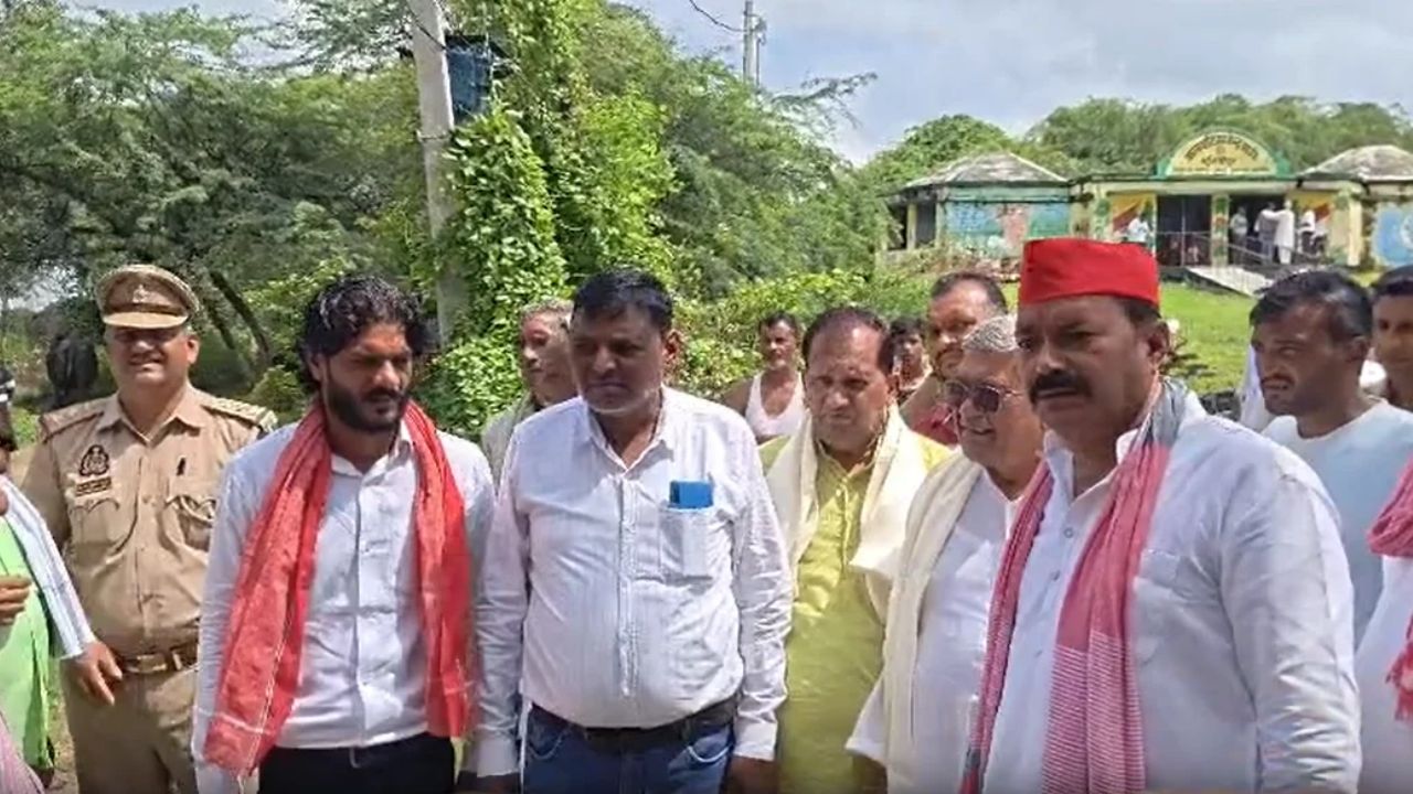 शिक्षक दिवस पर गुरुओं का सम्मान भी नहीं करने दे रही पुलिस, कन्नौज में सपा नेताओं का पुलिस पर गंभीर आरोप