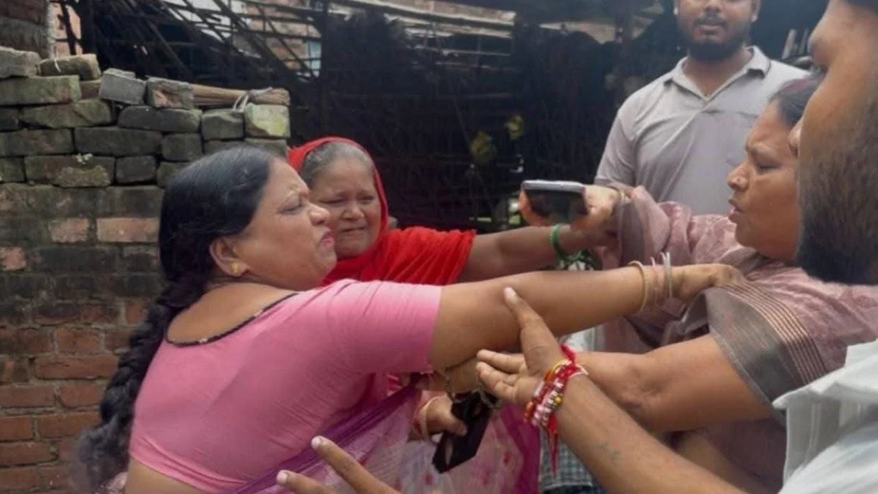 कुर्सी की रंजिश या नाली का विवाद? हमीरपुर में दो महिला अध्यक्षों के बीच सरेराह लात-घूंसों की बौछार