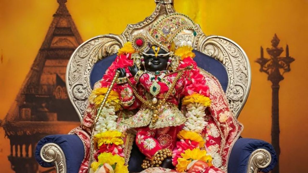 Janmashtami 2026 में जन्माष्टमी की तारीख को लेकर भक्तों के बीच उत्सुकता है। वर्ष 2026 में श्रीकृष्ण जन्माष्टमी 4 सितंबर 2026, शुक्रवार को मनाई जाएगी।  जन्माष्टमी भाद्रपद मास के कृष्ण पक्ष की अष्टमी तिथि को मनाई जाती है। भगवान श्रीकृष्ण का जन्म मध्यरात्रि में हुआ था, इसलिए इस दिन रात के समय विशेष पूजा करने की परंपरा है।