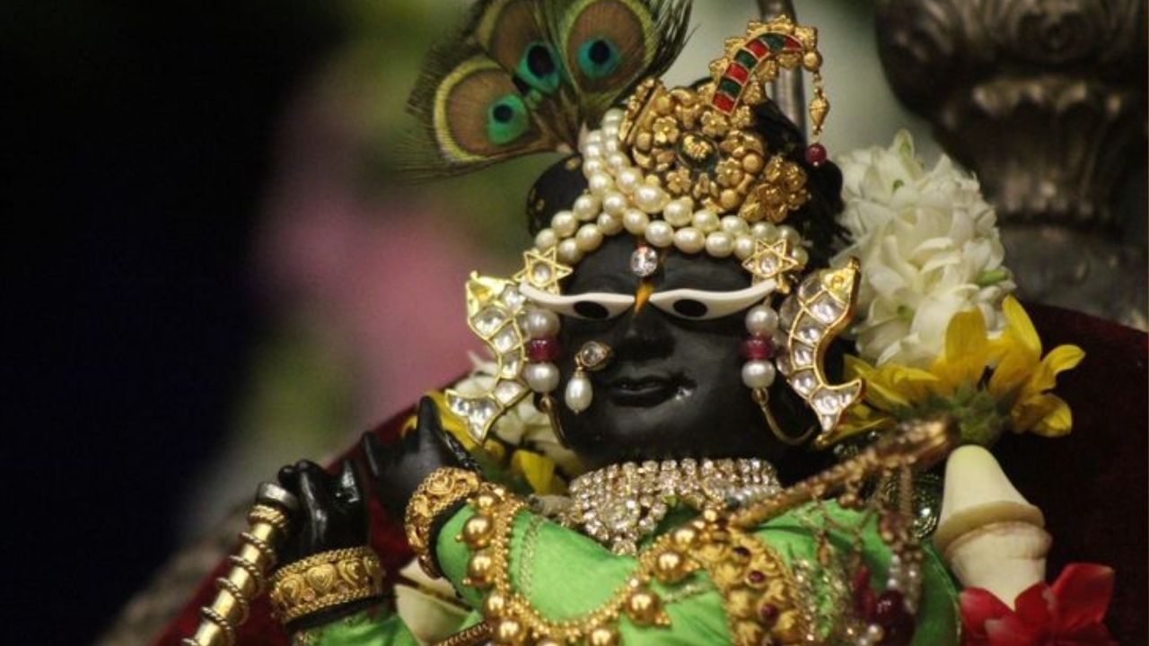 जन्माष्टमी के दिन घरों और मंदिरों में लड्डू गोपाल का विशेष श्रृंगार किया जाता है। भक्त कान्हा को सुंदर पोशाक पहनाने के साथ मुकुट, मोरपंख, हार, कंगन और बांसुरी से सजाते हैं।  भगवान कृष्ण के लिए पीला, हरा और नीला जैसे रंगों के वस्त्र भी भक्तों के बीच काफी पसंद किए जाते हैं। जन्माष्टमी के दिन लड्डू गोपाल को सुंदर पोशाक पहनाकर आधी रात में उनकी पूजा की जाती है।