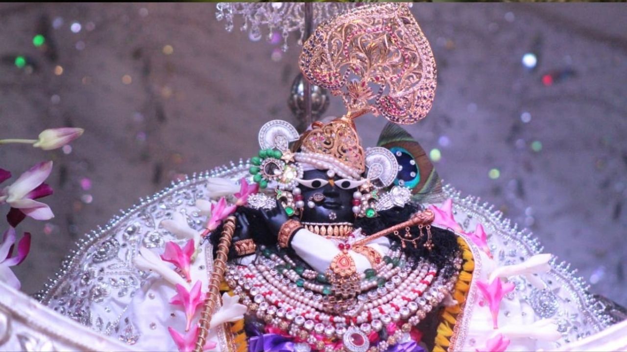 ज्योतिषीय मान्यताओं के अनुसार भगवान श्रीकृष्ण के बाल स्वरूप लड्डू गोपाल के श्रृंगार में कुछ रंगों को शुभ नहीं माना जाता है। मान्यता के अनुसार जन्माष्टमी पर कान्हा को ग्रे, भूरा, लाल और काले रंग के वस्त्र पहनाने से बचना चाहिए।  हालांकि अलग-अलग धार्मिक परंपराओं में मान्यताएं अलग हो सकती हैं। इसलिए भक्त अपने परिवार की परंपरा और पूजा पद्धति को भी प्राथमिकता दे सकते हैं।