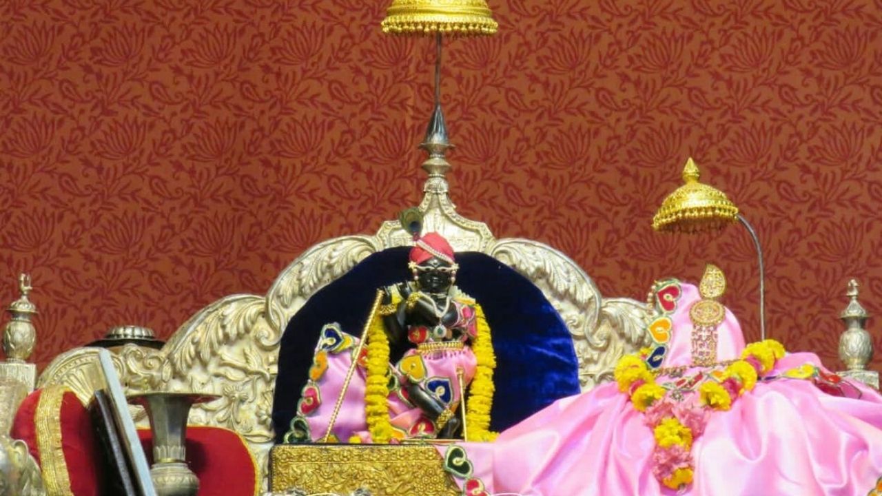 जन्माष्टमी का त्योहार भगवान श्रीकृष्ण के जन्मोत्सव के रूप में मनाया जाता है। इस दिन भक्त लड्डू गोपाल का विशेष श्रृंगार करते हैं और उन्हें नए वस्त्र, मुकुट, आभूषण और बांसुरी से सजाते हैं। अगर आप भी जन्माष्टमी 2026 पर कान्हा के लिए नए कपड़े खरीदने जा रहे हैं, तो वस्त्रों के रंग का भी विशेष ध्यान रखें।
