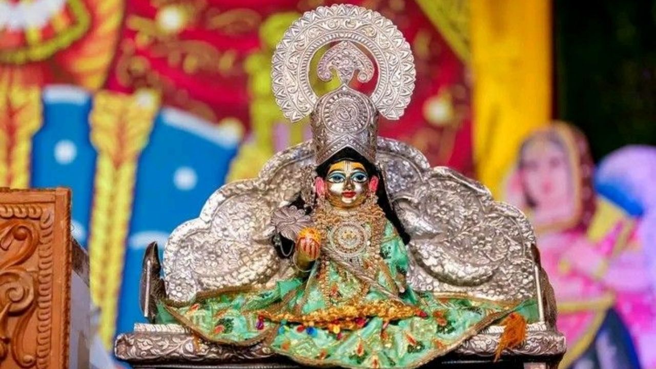 लड्डू गोपाल के वस्त्र खरीदते समय केवल डिजाइन और सुंदरता पर ध्यान न दें। धार्मिक मान्यताओं के अनुसार वस्त्र के रंग को भी महत्वपूर्ण माना जाता है। जन्माष्टमी पर कान्हा के लिए शुभ माने जाने वाले रंगों के वस्त्र चुने जा सकते हैं।  इसके साथ ही श्रृंगार में साफ-सफाई का विशेष ध्यान रखें। पूजा में इस्तेमाल होने वाले वस्त्र और आभूषण स्वच्छ होने चाहिए।
