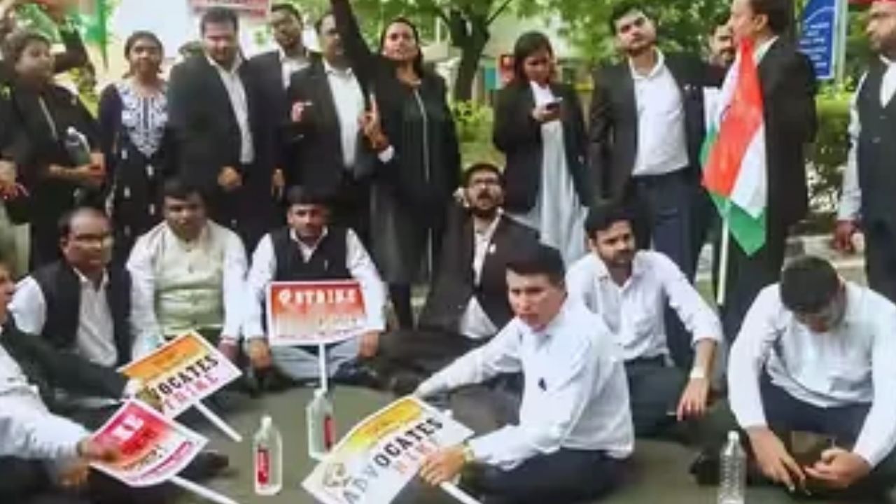 दिल्ली की जिला अदालतों में वकीलों की हड़ताल: नए ट्रैफिक चालान नियमों के विरोध में कामकाज ठप