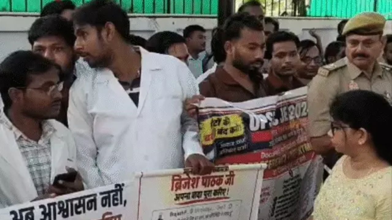लखनऊ में डिप्टी CM के घर पहुंचे बॉन्डेड डॉक्टर, बोले- 19 दिन बाद भी वादा पूरा नहीं, समान वेतन की मांग पर प्रदर्शन