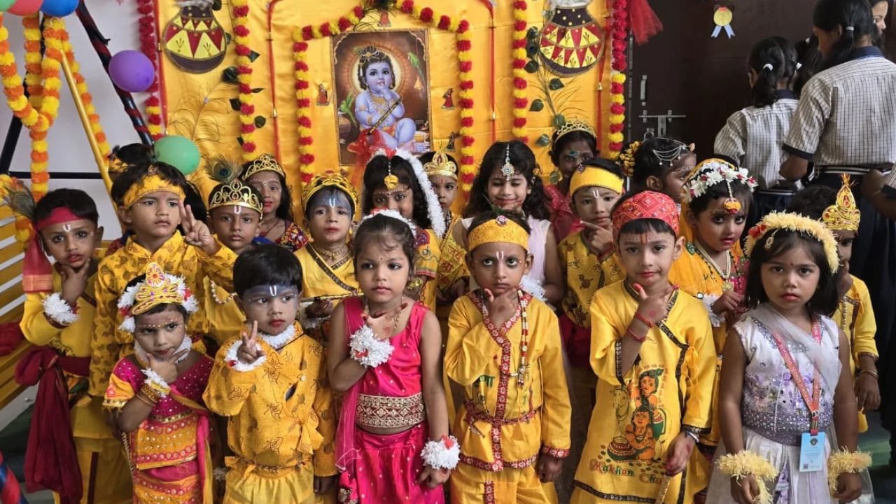 बच्चों ने कृष्ण-राधा बनकर लूटी महफिल, सीबीएस पब्लिक स्कूल में जन्माष्टमी पर दिखा ऐसा नजारा