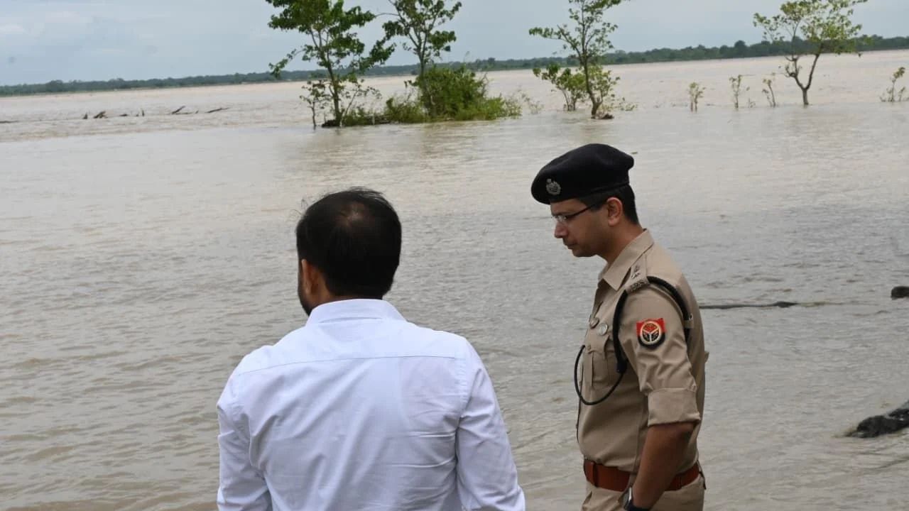 महराजगंज में बाढ़ का खतरा, निचलौल के संवेदनशील इलाकों में डीएम-एसपी ने संभाला मोर्चा