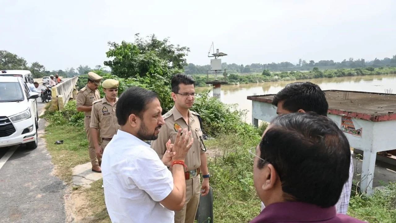 महराजगंज में बाढ़ अलर्ट! त्रिमुहानी घाट पहुंचे डीएम-एसपी, 24×7 निगरानी के निर्देश