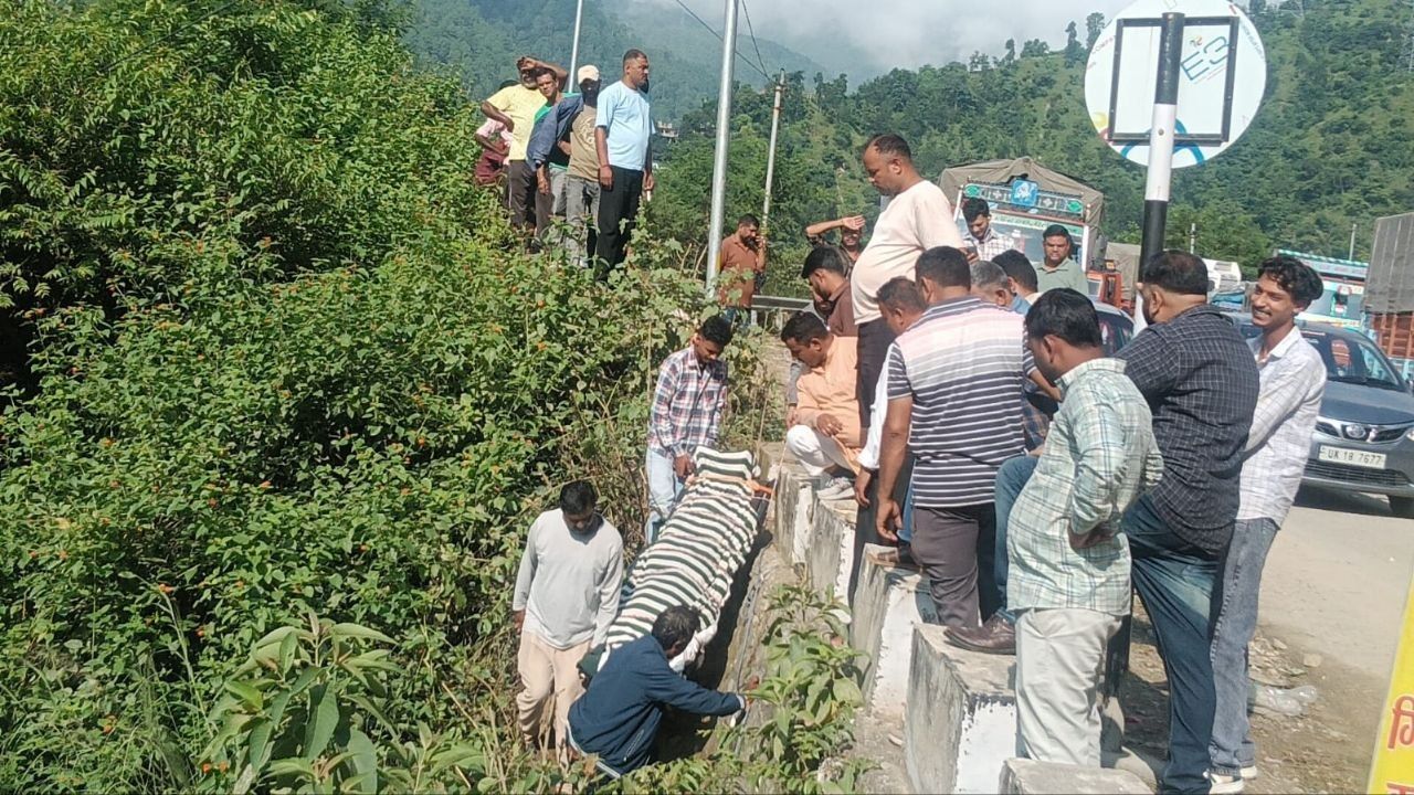 आदि कैलाश की राह में अचानक थमी यात्रा, पिथौरागढ़ में लैंडस्लाइड से फंसे महराजगंज के दर्जनभर यात्री