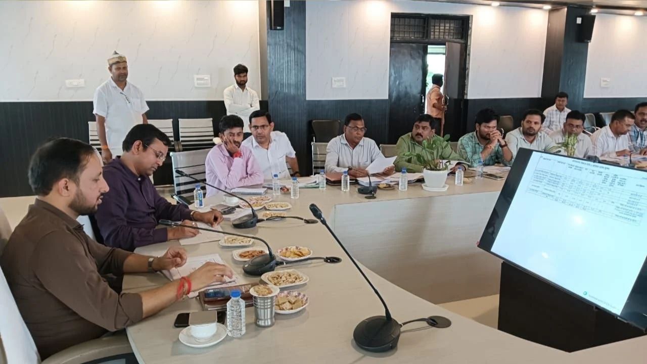 विकास कार्यों में लापरवाही पर चला प्रशासन का हंटर, महाराजगंज DM ने 8 कॉन्ट्रेक्टरों को ब्लैकलिस्ट करने के दिए निर्देश