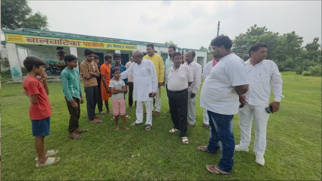 महराजगंज के सिसवा विधानसभा क्षेत्र के पटखौली गांव में शिक्षक दिवस के दिन बंद पड़े प्राथमिक विद्यालय को लेकर समाजवादी पार्टी ने सरकार के खिलाफ मोर्चा खोल दिया। सपा के राष्ट्रीय अध्यक्ष अखिलेश यादव के आह्वान पर पूर्व मंत्री सुशील कुमार टिबड़ेवाल के नेतृत्व में पार्टी नेताओं और कार्यकर्ताओं ने गांव पहुंचकर बच्चों और ग्रामीणों से संवाद किया। इस दौरान बंद विद्यालय को दोबारा संचालित कराने की मांग जोर-शोर से उठाई गई।