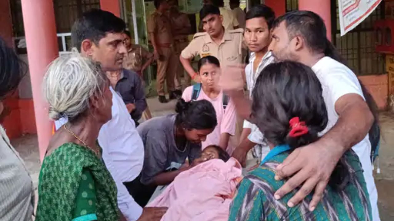 दरवाजे पर खेल रही 5 साल की मासूम अचानक हुई बेहोश, अस्पताल ले जाते समय मौत; फिर CHC पर हुआ हंगामा
