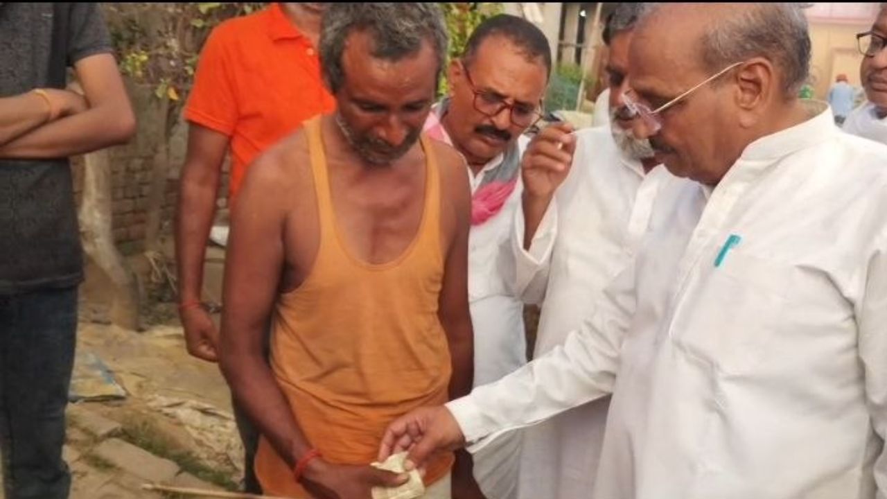 सिसवा में मृतक परिवार के घर पहुंचे सुशील टिबड़ेवाल, मदद का हाथ बढ़ाया; 2027 को लेकर दिया बड़ा बयान